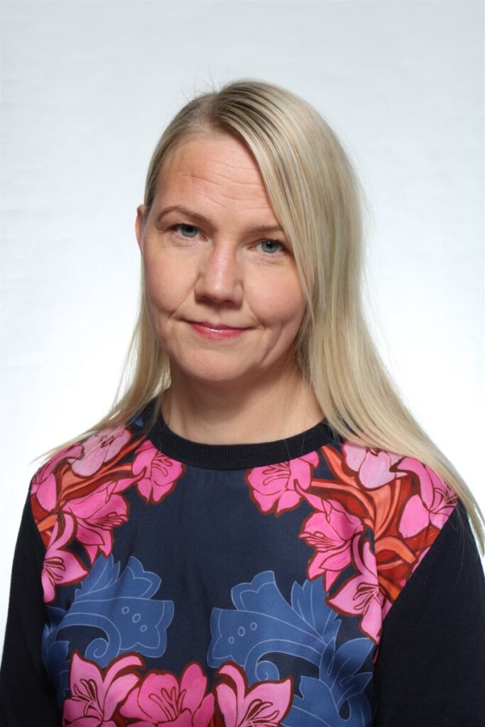 Kehtna vallavanemaks 2026. aastal asuv Eire Endrekson neutraalsel portreefotol lillemustrilise pluusiga.