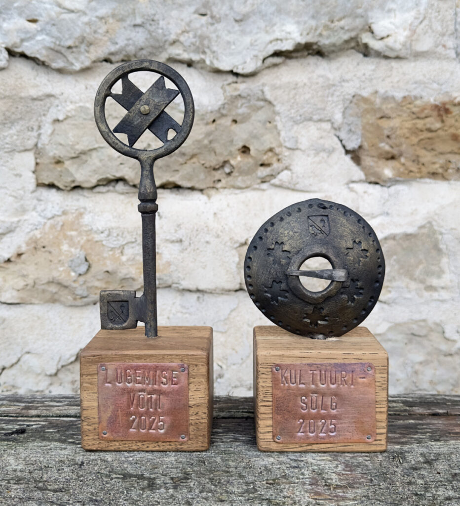 Lugemise võti ja kultuurisõlg valmisid Seily Sõgel-Raidi ideest ning teostas need Puraviku sepikoda.